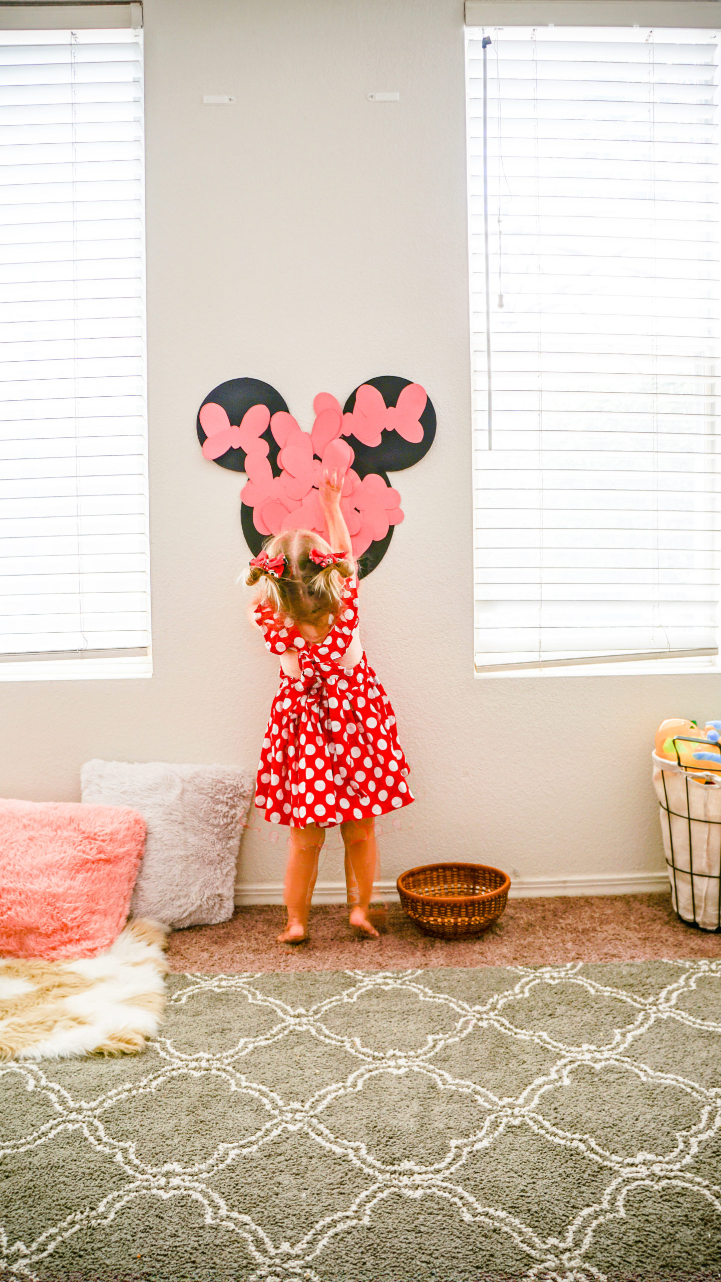pin the bow on the Minnie Mouse